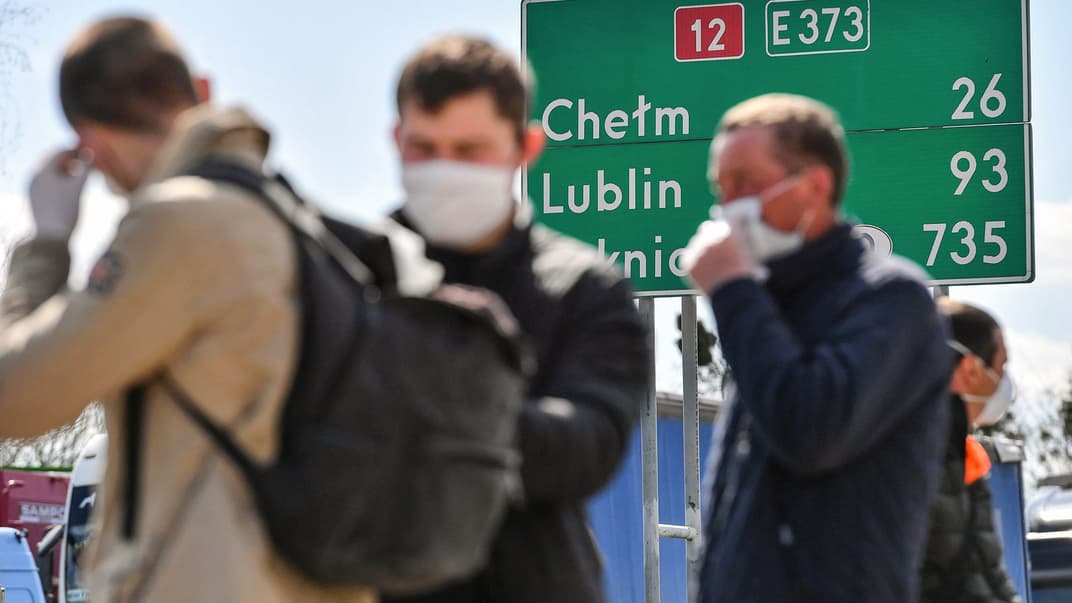Громадяни України на польсько-українському прикордонному пункті пропуску «Ягодин-Дорогуськ», 17 квітня 2020 року. Багато українських сезонних працівників повернулися додому з Польщі на святкування Великодня