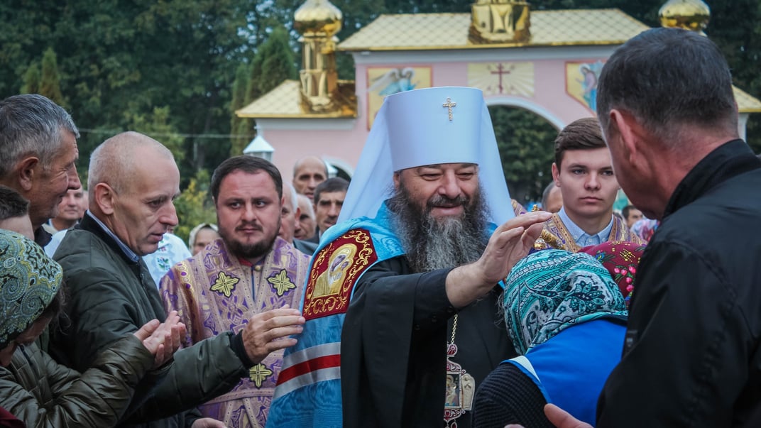 Ілюстративне фото. Митрополит Банченський УПЦ МП Лонгин благословляє вірян, вересень 2022 року