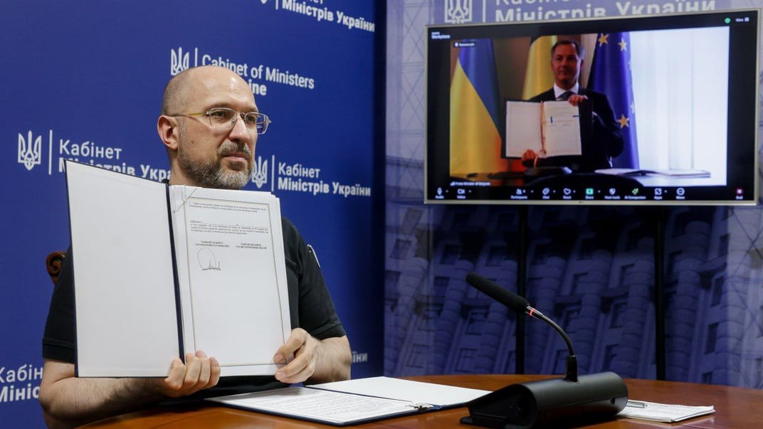 Прем'єр-міністри України та Бельгії Денис Шмигаль та Александер де Кроо підписують угоду