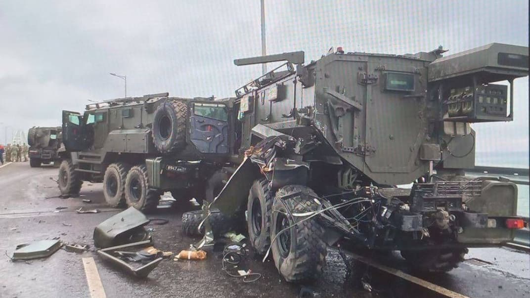 Поврежденные российские бронеавтомобили на Крымском мосту