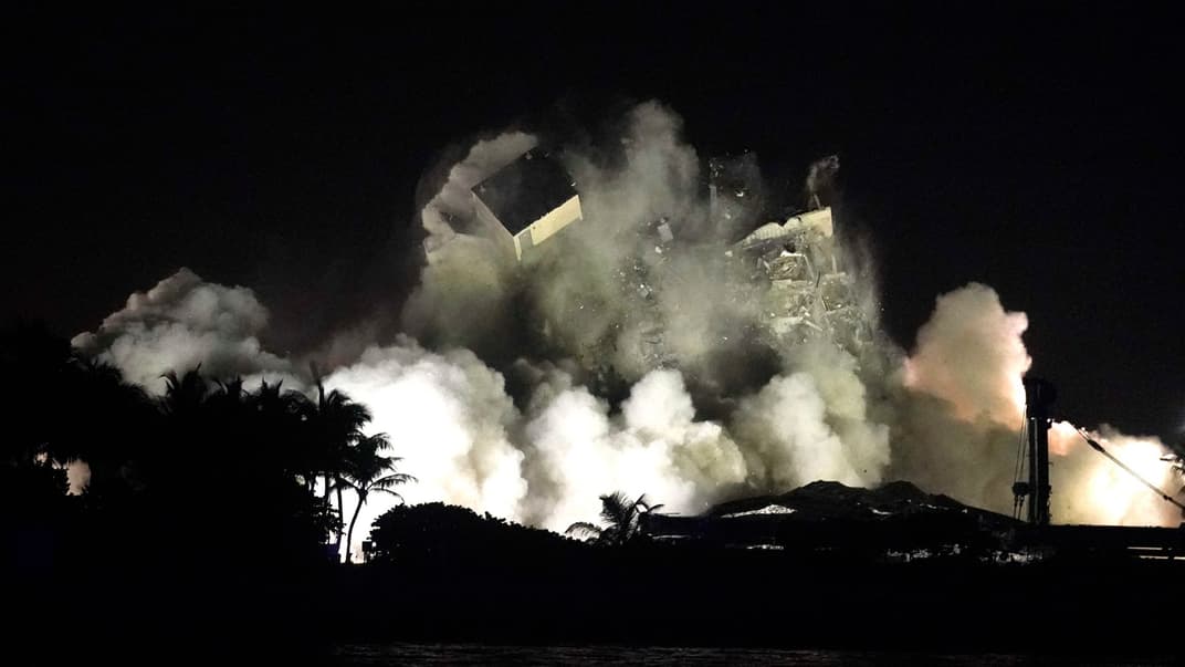 Снос здания в Серфсайд, штат Флорида, 4 июля 2021 года