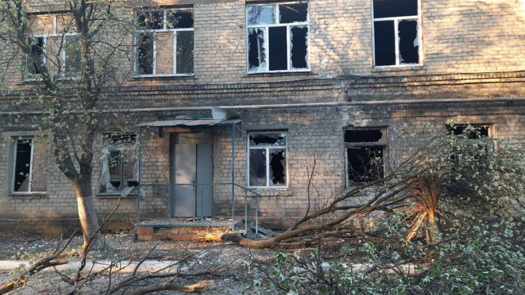 Марьинская центральная районная больница, поврежденная из-за обстрела боевиков