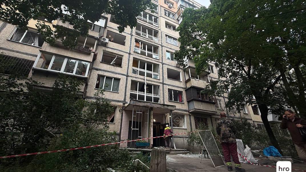 Последствия российской атаки в Святошинском районе Киева