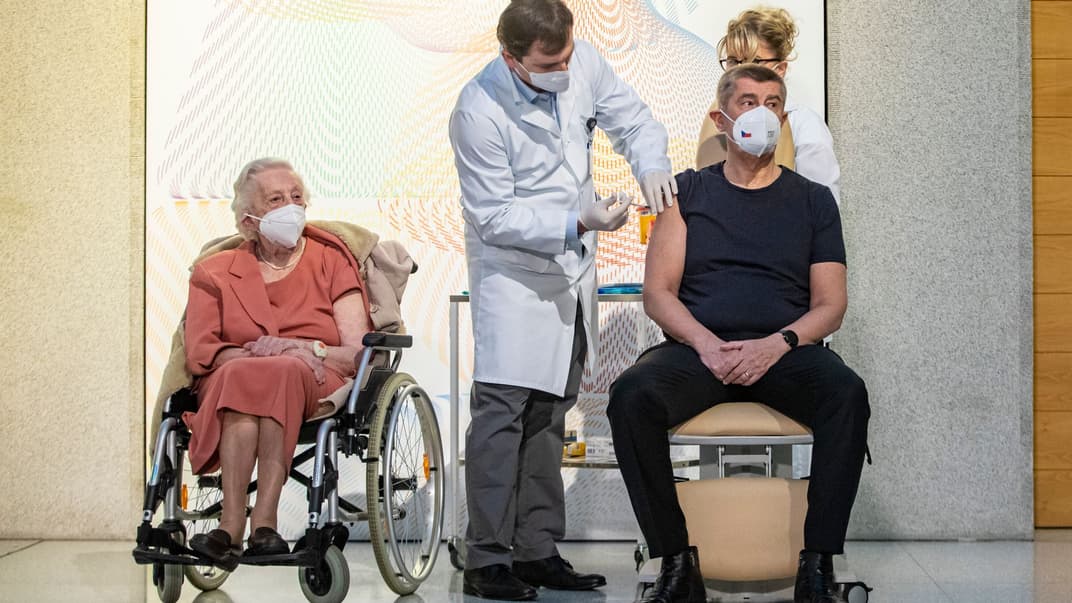 Прем'єр-міністр Чехії Андрій Бабіш отримує вакцину Pfizer/BioNTech проти COVID-19, 27 грудня 2020 року