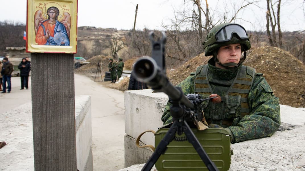 Проросійський бойовик охороняє блокпост між контрольованими урядом України і сепаратистами районами в «Станиці Луганській», Україна, 7 березня 2017 року