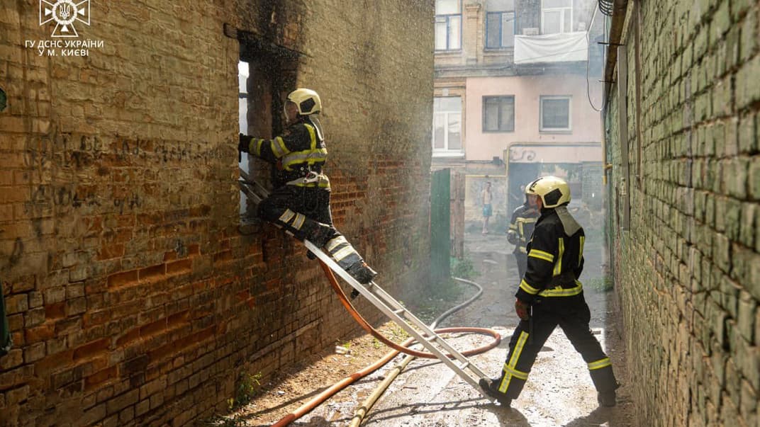 Пожарные ликвидировали возгорание в заброшенном здании в Шевченковском районе Киева