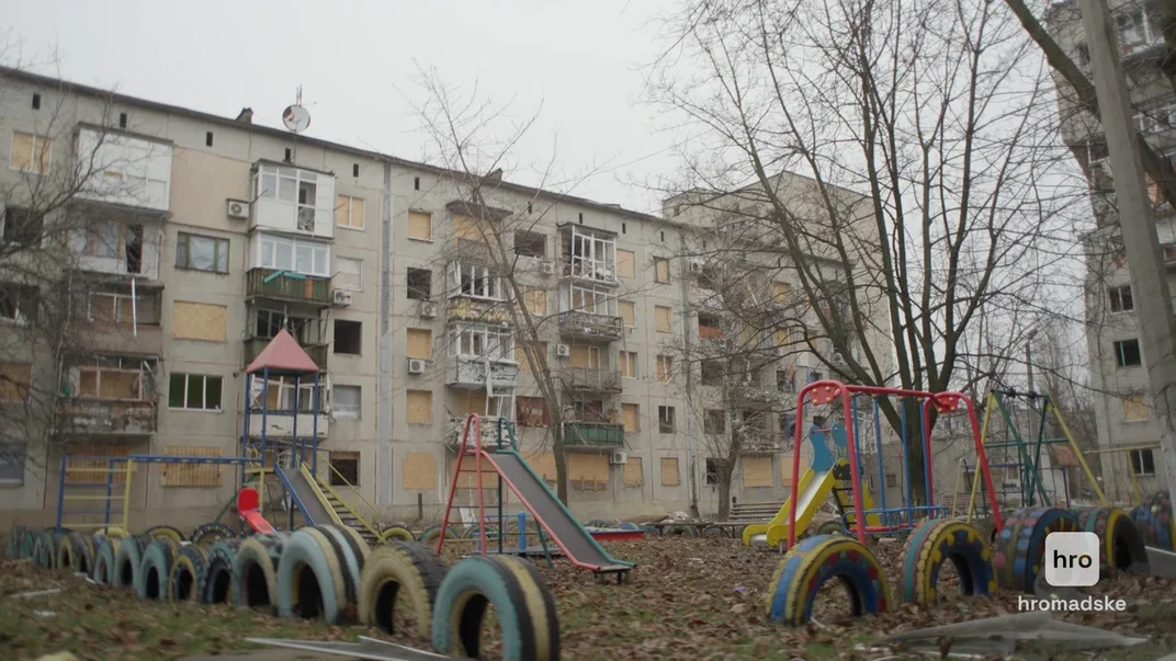 Багатоповерхівка з вибитими вікнами та дитячий майданчик у Покровську, грудень 2024 року