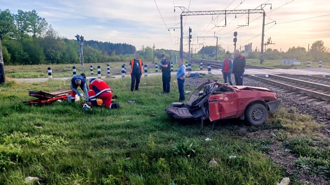 На Рівненщині пасажирський потяг зіткнувся з авто