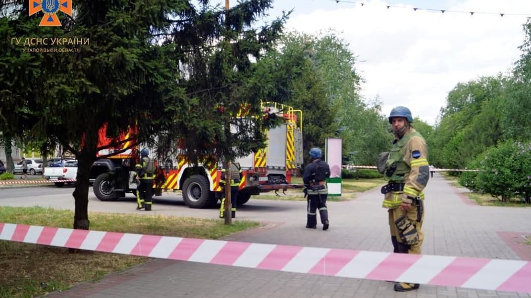 Спасатели работают на месте российской атаки в Запорожье