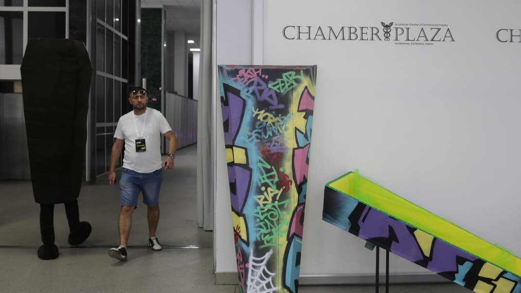 Демонстрація стилізованих домовин на виставці сучасної похоронної культури RIP EXPO у Києві, 26 червня 2021 року