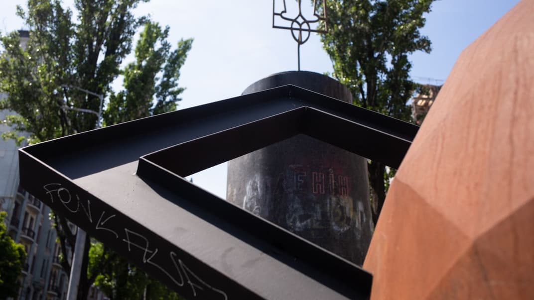 Постамент от свергнутого памятника Ленину на бульваре Тараса Шевченко в Киеве и часть новой временной скульптуры «Противостояние»