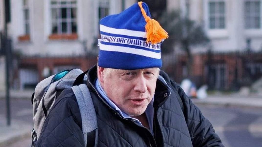 Экс-премьер Великобритании Борис Джонсон в шапке от «Укрзализныци»
