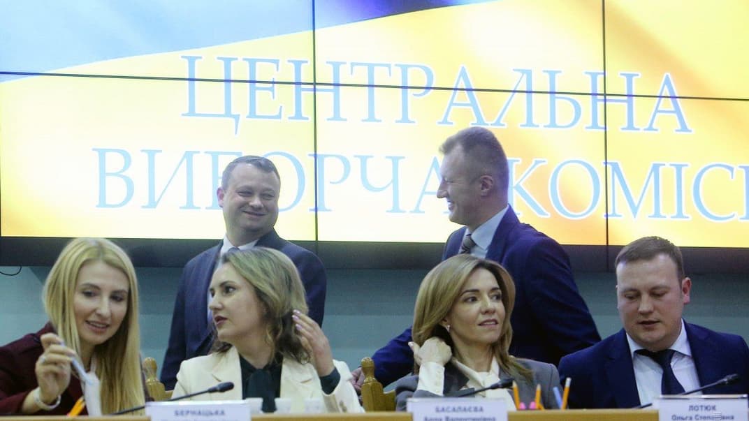 Члени Центральної виборчої комісії під час засідання за результатами виборів президента України, Київ, 30 квітня 2019 року