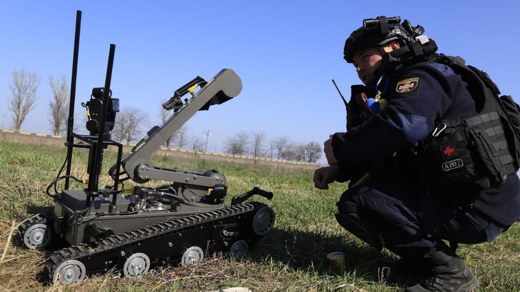 Попавший под обстрел сотрудник ГСЧС