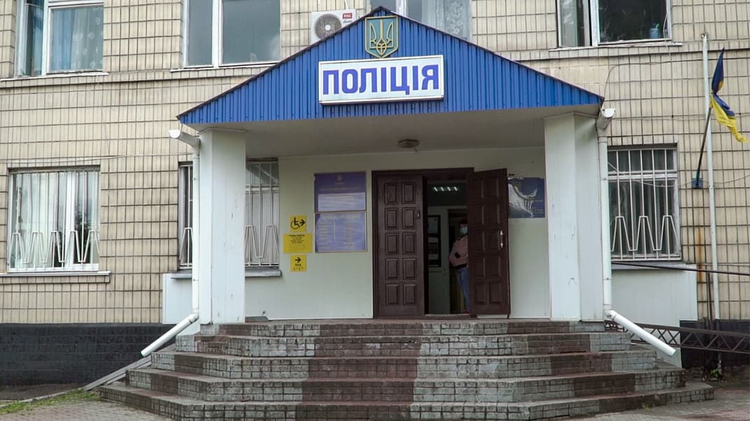 Вхід до Кагарлицького відділення поліції, де працювали двоє поліцейських, яких підозрюють у зґвалтуванні жінки, Київська область, 