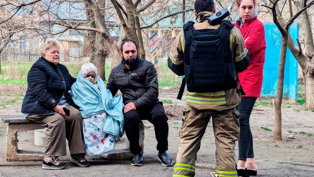 Люди після російського удару по Кривому Рогу