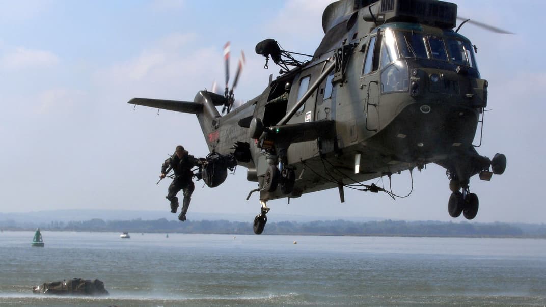 Британські морські піхотинці проводять навчання у 2007 році, використовуючи гелікоптер Sea King