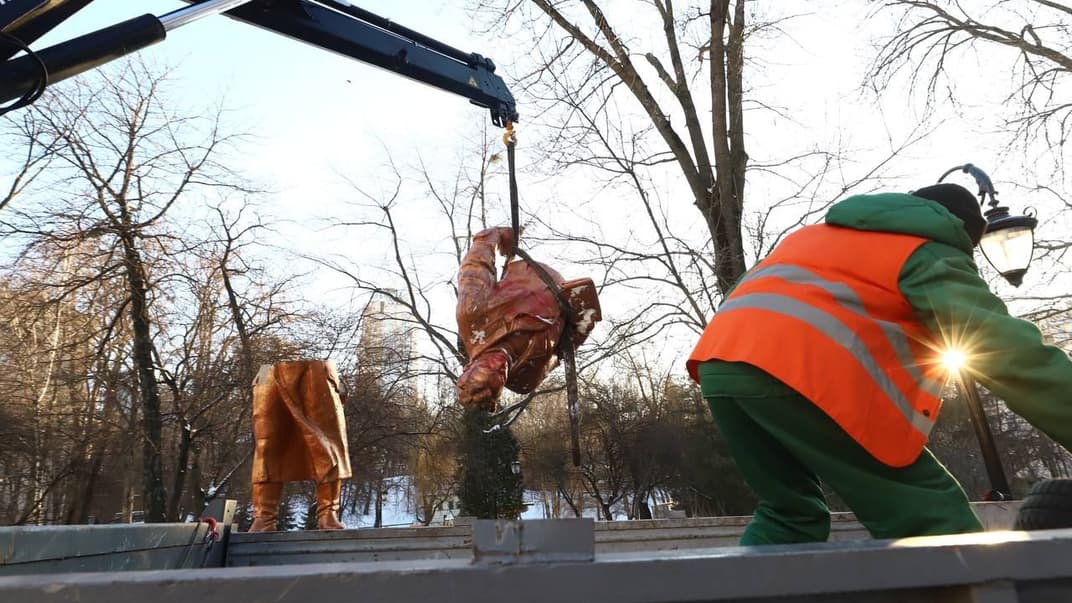 Демонтаж памятника Валерию Чкалову в Киеве, 8 февраля 2023 года