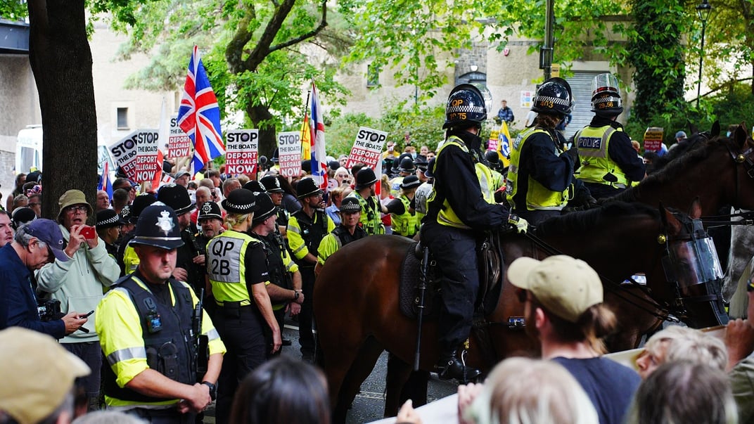 Кінна поліція під час протесту проти організації «Скасувати систему надання притулку» у Замковому парку в Бристолі, 23 серпня 2025 року