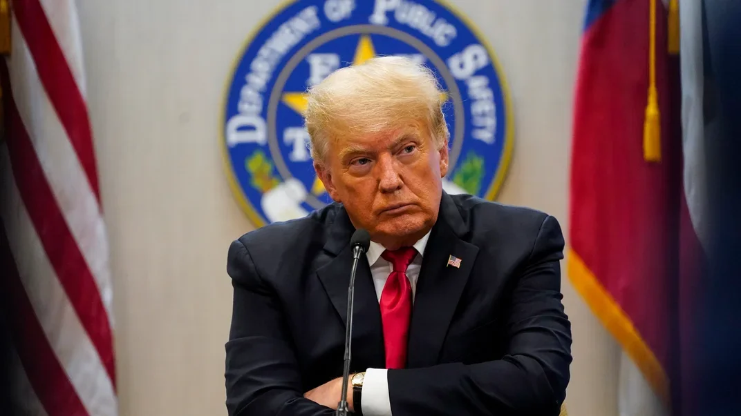 Иллюстративная фотография. Дональд Трамп принимает участие в брифинге с официальными лицами штата и правоохранительными органами в штаб-квартире Департамента общественной безопасности DPS в Веслако, штат Техас, 30 июня 2021 года