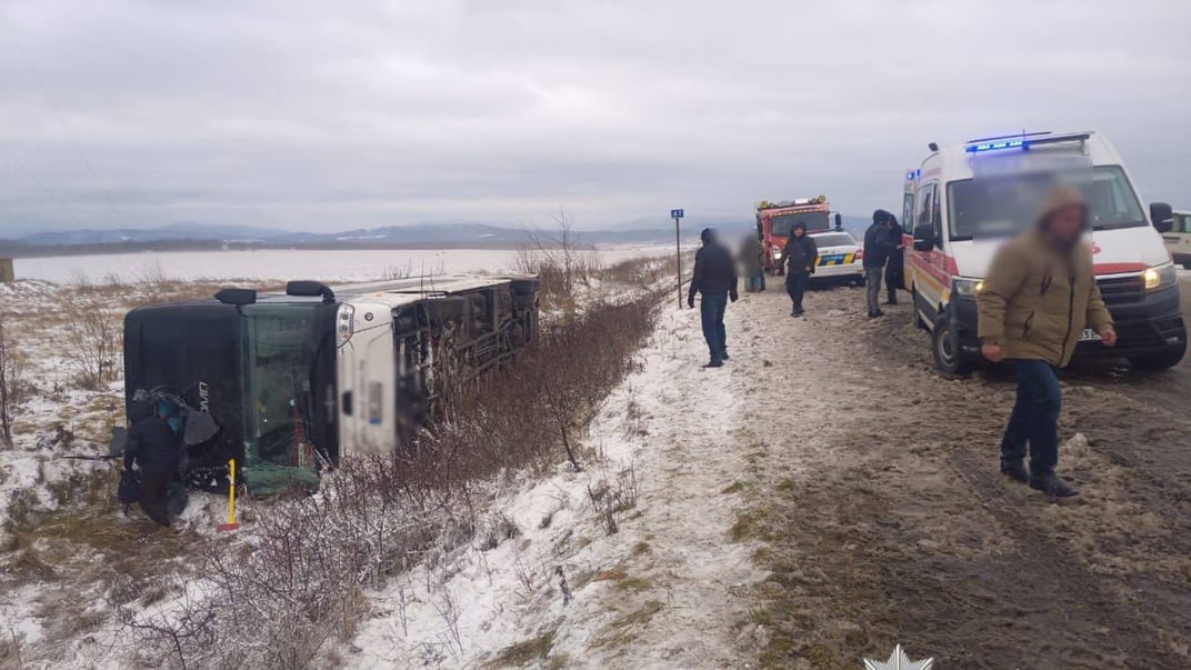 На Івано-Франківщині перекинувся рейсовий автобус