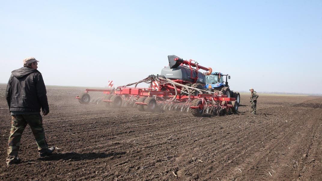 Селяни, в яких немає грошей на купівлю комбайнів та іншого обладнання для обробки землі, вимушені цю землю здавати в оренду