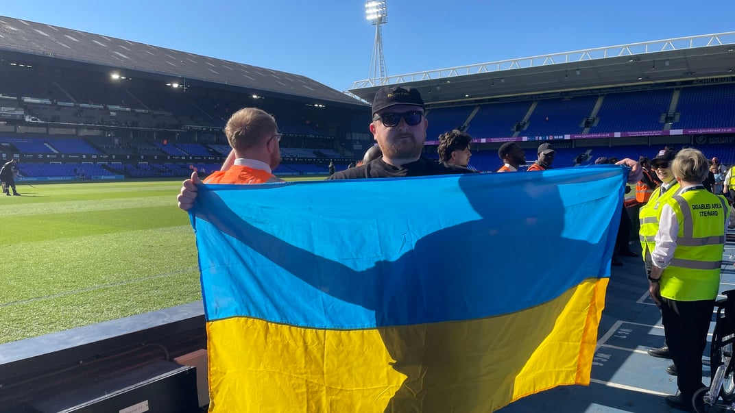 Ендрю Тодос з українським прапором