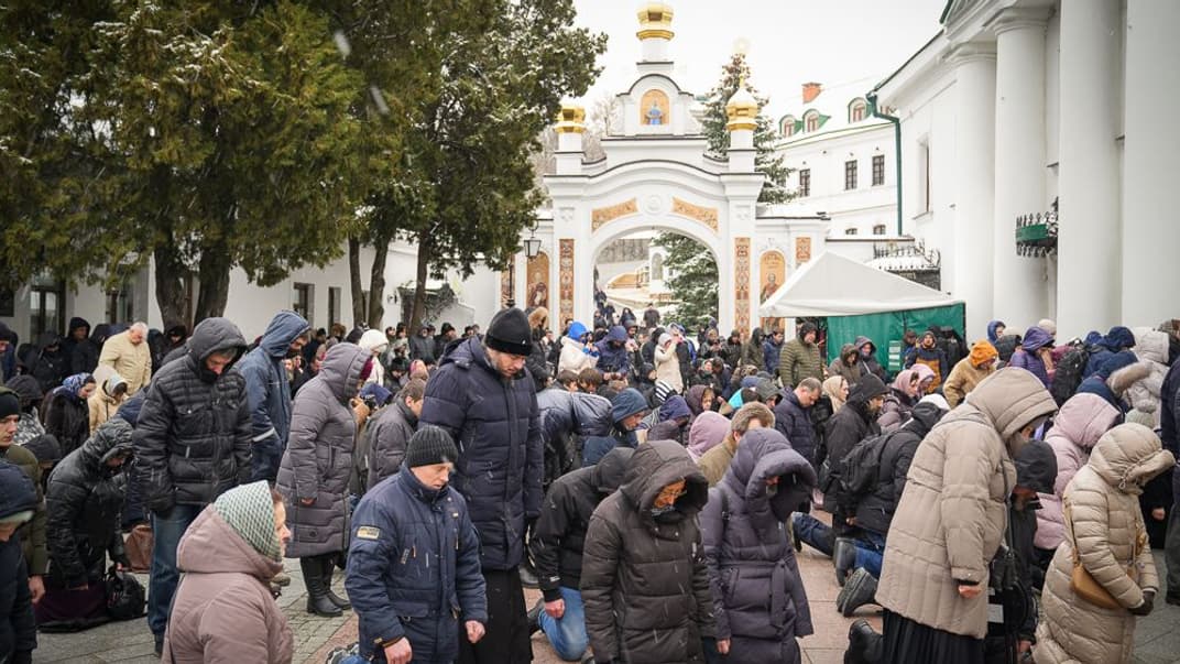 Віряни УПЦ МП зібралися на акафіст Успінню Пресвятої Богородиці та Літургію Передосвячених Дарів у день, коли УПЦ МП мала залишити Києво-Печерську Лавру, 29 березня 2023 року