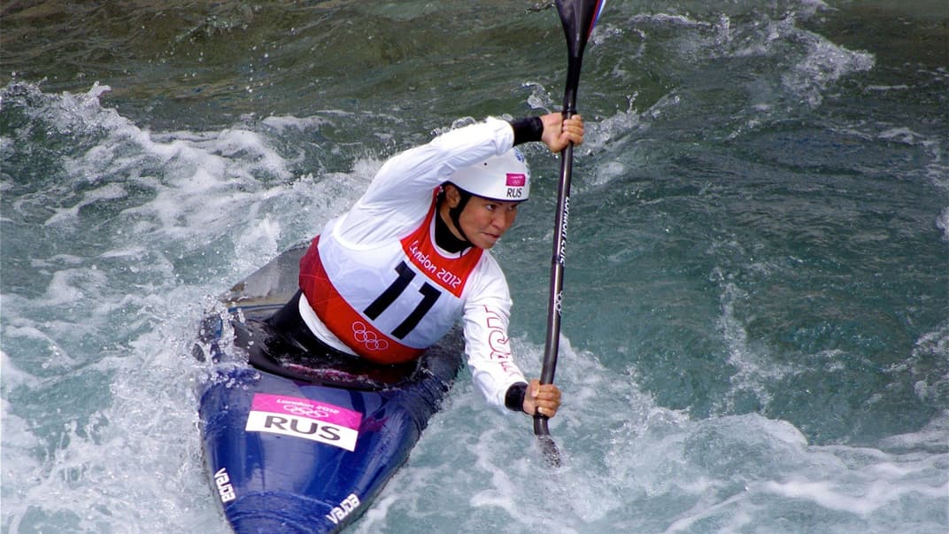 российская каноистка Марта Харитонова принимает участие в соревнованиях по гребному слалому на Олимпиаде 2012 года