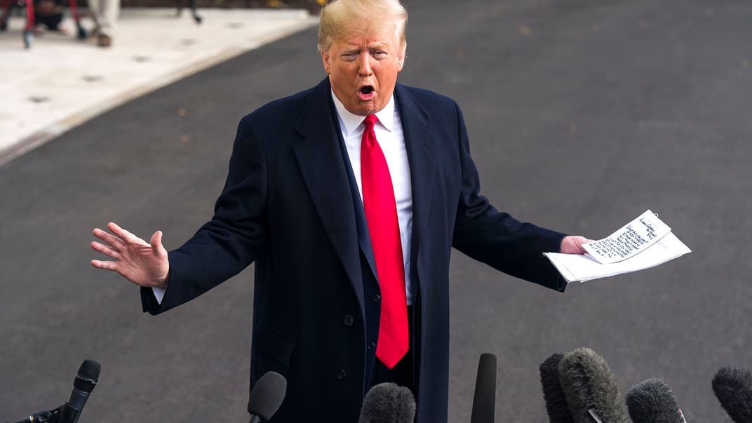 Президент США Дональд Трамп розмовляє з пресою про процедуру імпічменту на галявині Білого дому у Вашингтоні, округ Колумбія, США, 20 листопада 2019 року