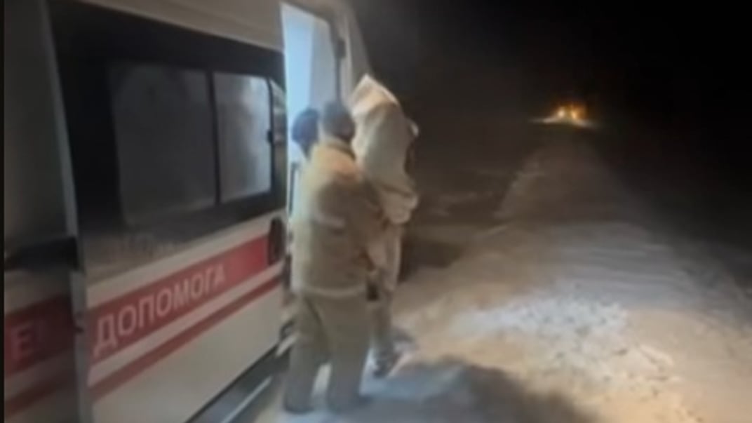 Рятувальники Івано-Франківської області допомагають відбуксирувати машину «швидкої»