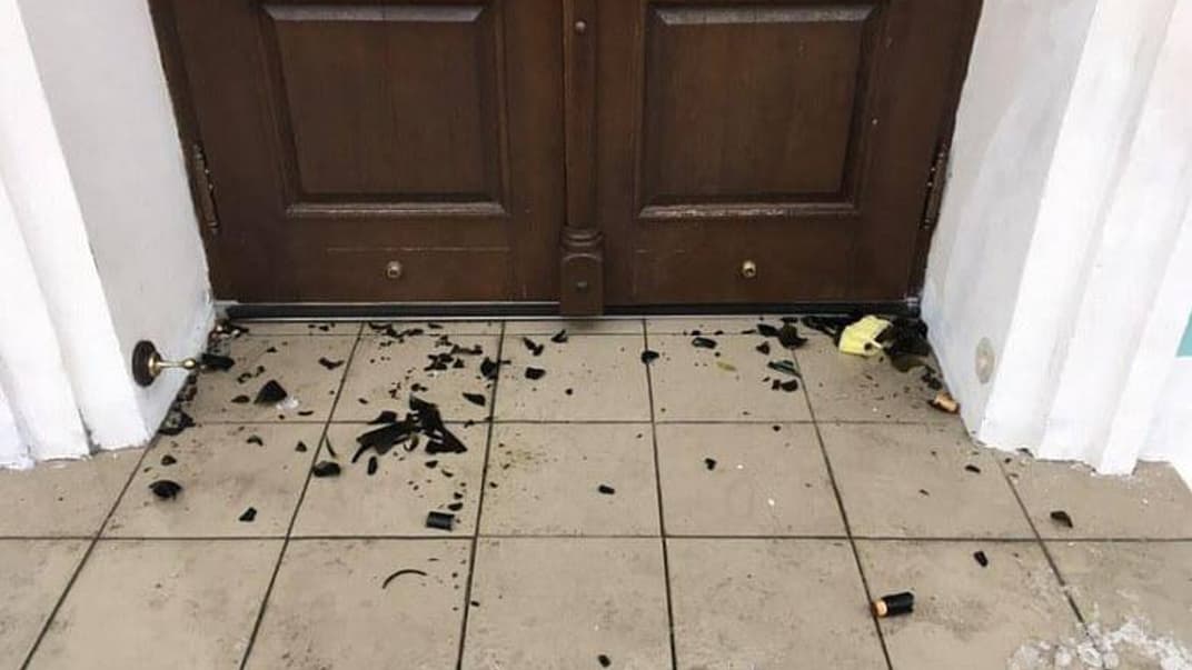 У Києві невідомі кинули пляшки із запальною сумішю у двері Андріївської церкви 15 вересня 2018 року