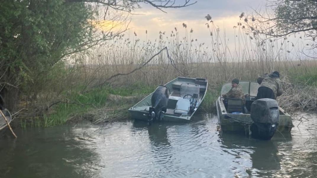В Одесской области перевернулась моторная лодка с пограничниками. Трое военнослужащих спаслись, еще одного ищут