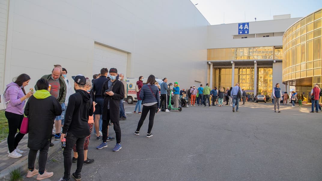 Массовая вакцинация в Международном выставочном центре в Киеве. 5 июня 2021 года