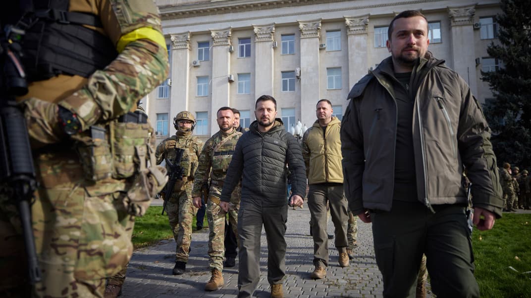 Президент Володимир Зеленський в оточенні охоронців та високопосадовців, 14 листопада 2022 року