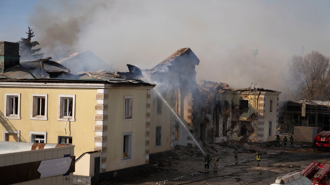 Пожарные тушат огонь после российского обстрела железнодорожного вокзала в Константиновке Донецкой области, 25 февраля 2024 года