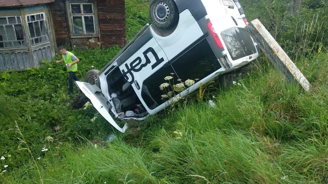 Во Львовской области микроавтобус въехал в остановку — погибла женщина, двое ее дочерей в больнице