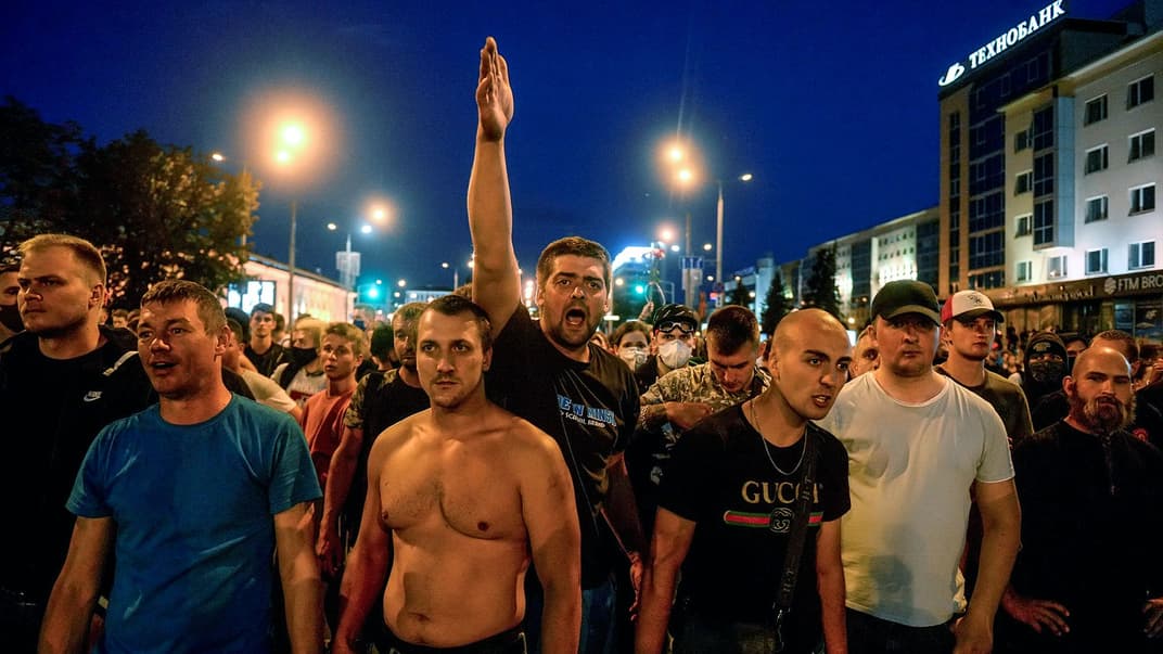 Люди реагують під час протесту наступного дня після президентських виборів у Мінську, Білорусь, 10 серпня 2020 року.