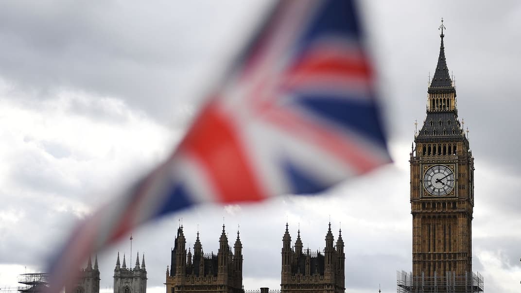 Флаг Соединенного Королевства реет перед Вестминстерским дворцом и часовой башней Биг-Бен, Лондон, Великобритания, 11 сентября 2017 года