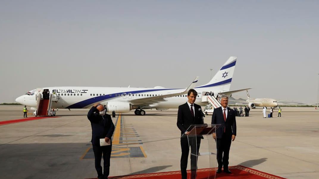Очільники делегацій США (Джаред Кушнер, Роберт О'Браєн) та Ізраїлю (Меїр Бен-Шабат) перед вильтом рейсу із Тель-Авіва до Абу-Дабі, 31 серпня 2020 року. Це перший в історії переліт із Ізраїлю до Об'єднаних Арабських Еміратів