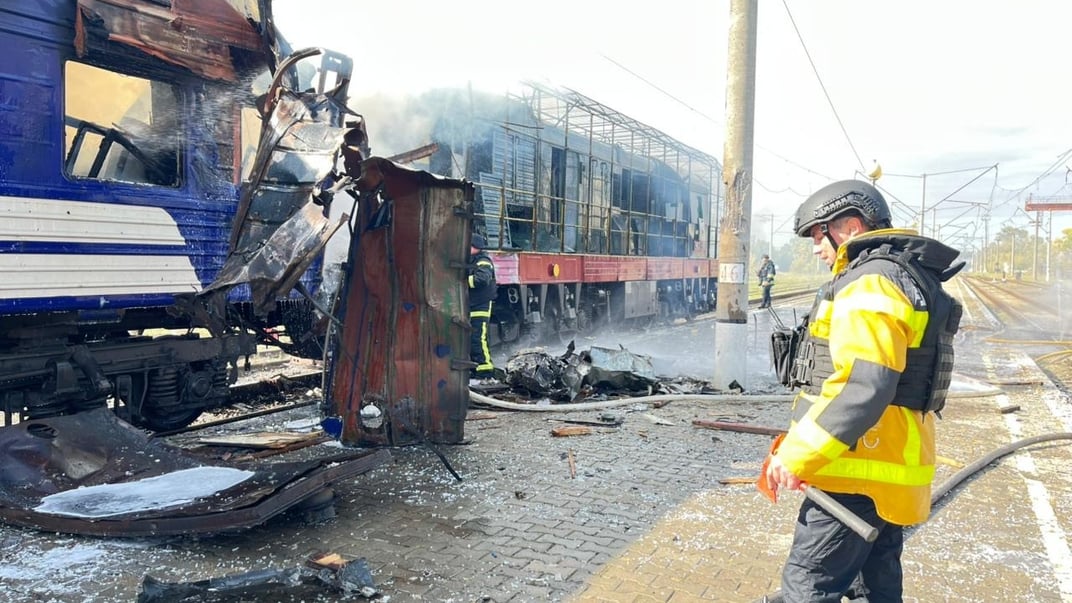 Влучання російських безпілотників у пасажирський вагон та по залізничній платформі вокзалу Шостки четвертого жовтня