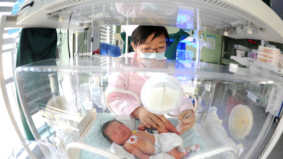 Лікарка доглядає новонароджену дитину в Китаї. Ілюстративне фото