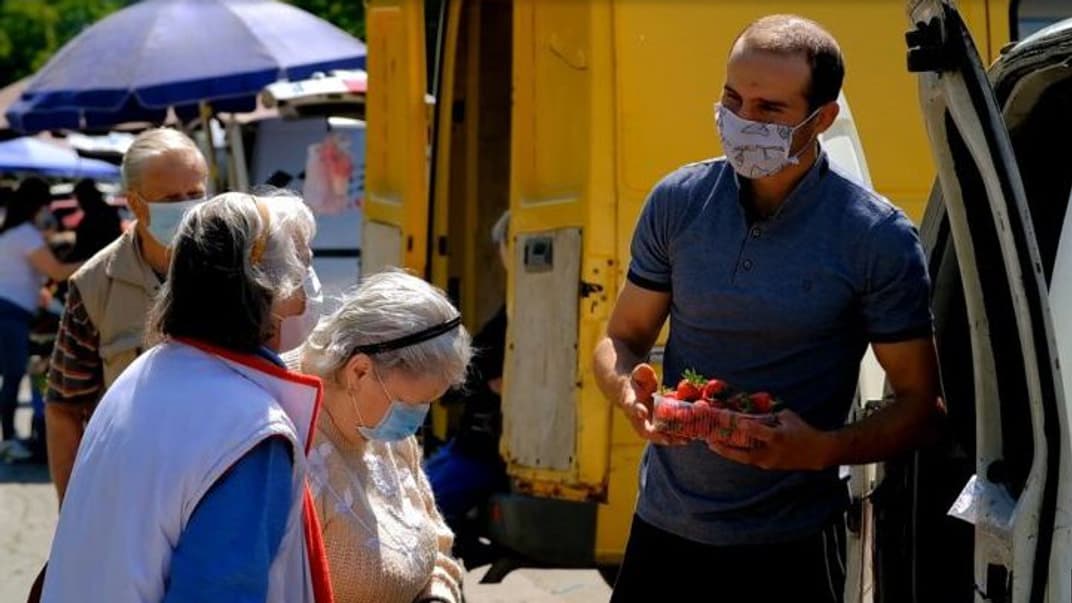Фермер из Молдовы Андрей Басок продает клубнику в одном из авторизованных пунктов мелкорозничной торговли, Кишинев, Молдова
