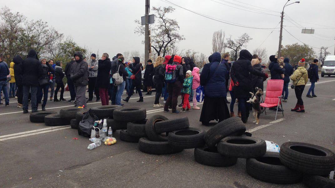  Люди перекрили дорогу шинами через відключення електроенергії, 31 жовтня 2018, Київ   