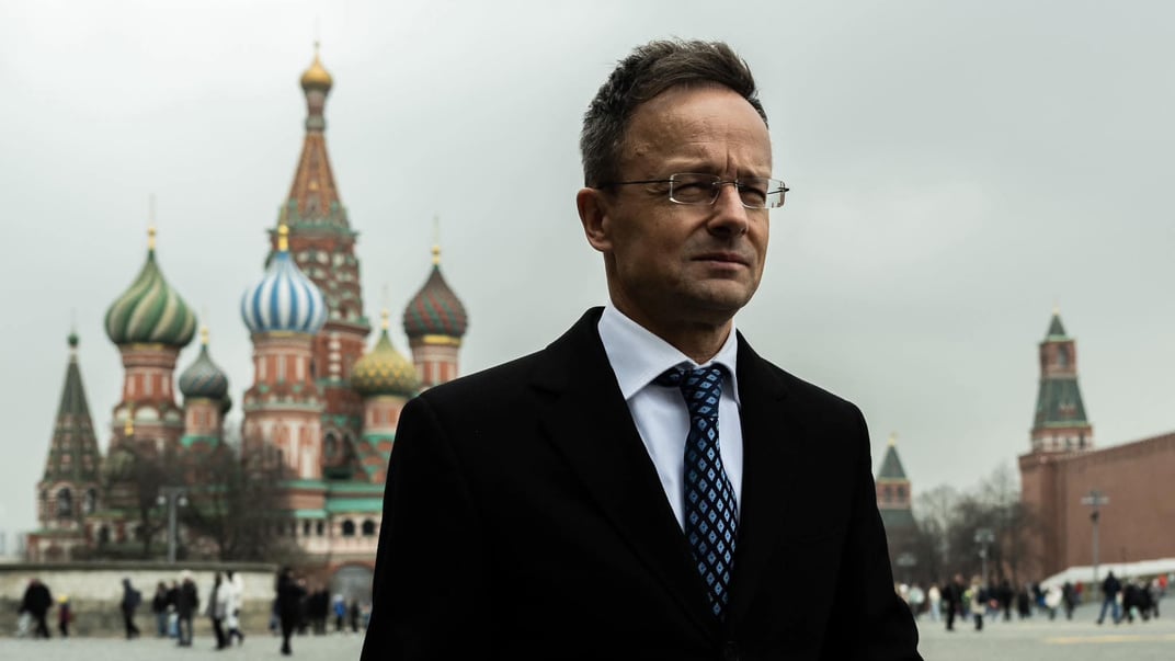 Міністр закордонних справ Угорщини Петер Сіярто на тлі московського собору Василія Блаженного, що неподалік Кремля, 26 березня 2025 року
