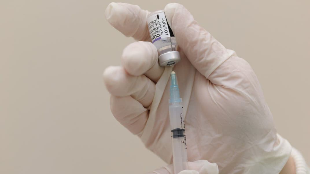 Медработник набирает в шприц вакцину Pfizer/BioNTech, Львов, 3 ноября 2021 года