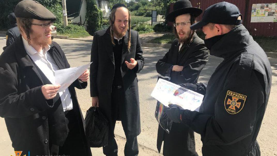 Представители ГСЧС проводят информационно-профилактическую работу с хасидами, Умань, 6 сентября 2021 года