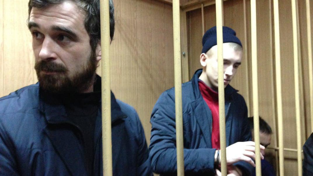 Перша група полонених моряків у залі Лефортовського суду Москви