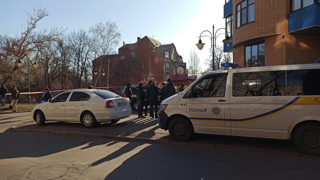 Автомобілі поблизу місця вибуху в Харкові