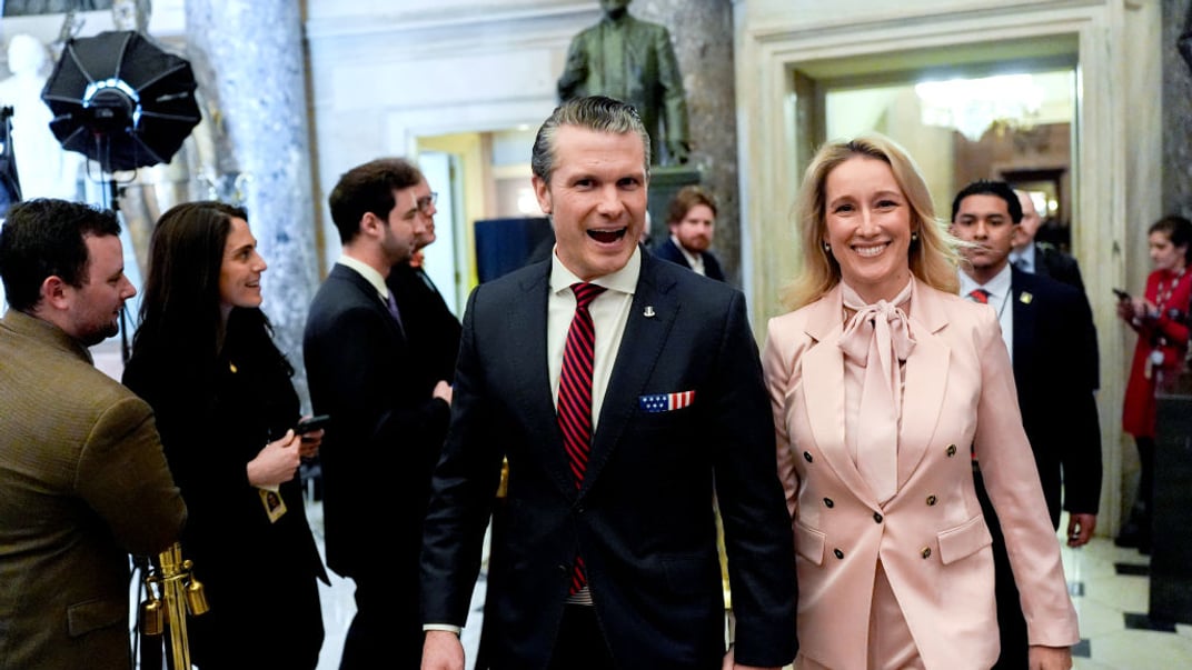 Глава Пентагону Піт Гегсет та його дружина Дженіфер у Конгресі США, березень 2024 року